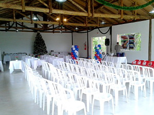 Interior do salão, decorado para evento infantil.